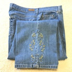 Gloria Vanderbilt embroidery denim capris sz 12